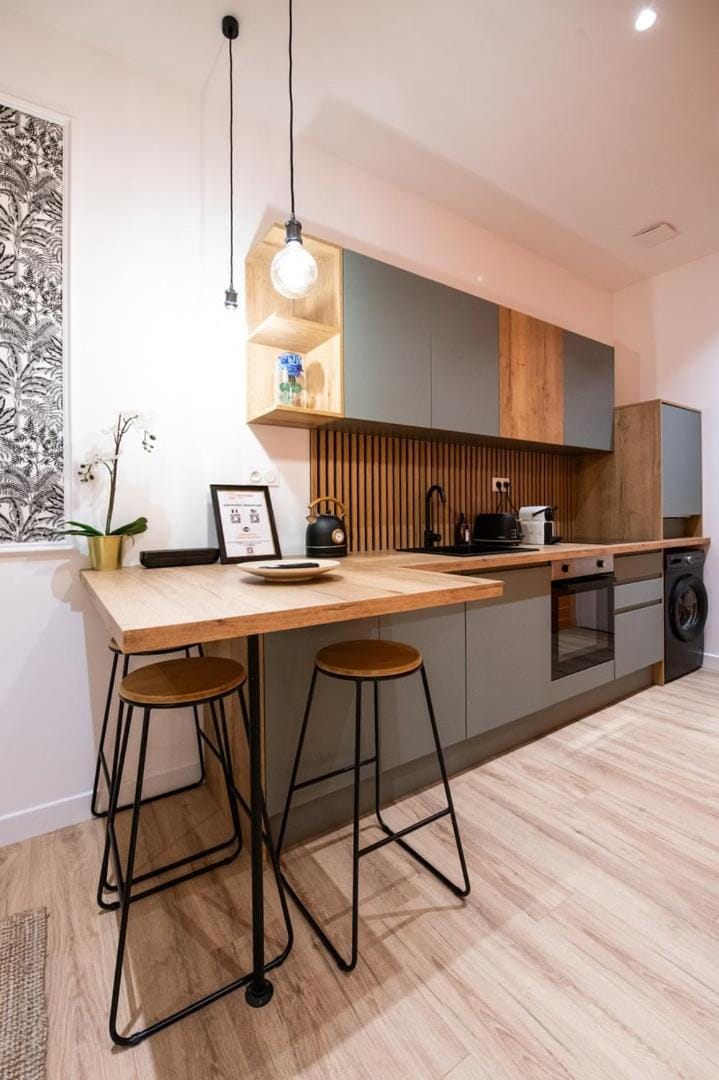 Kitchen or kitchenette, Dining area