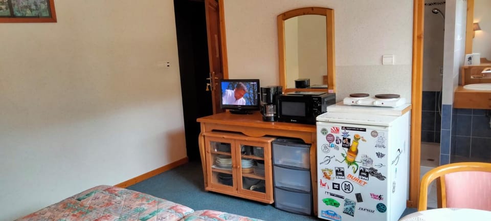 TV and multimedia, Kitchen or kitchenette, microwave, stove