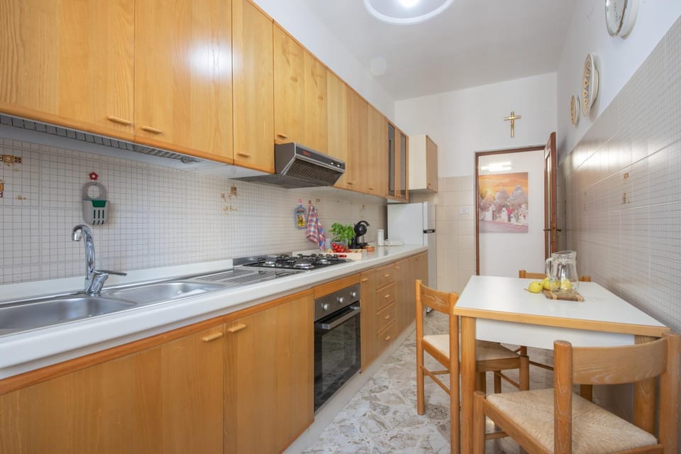 Dining area, oven, stove