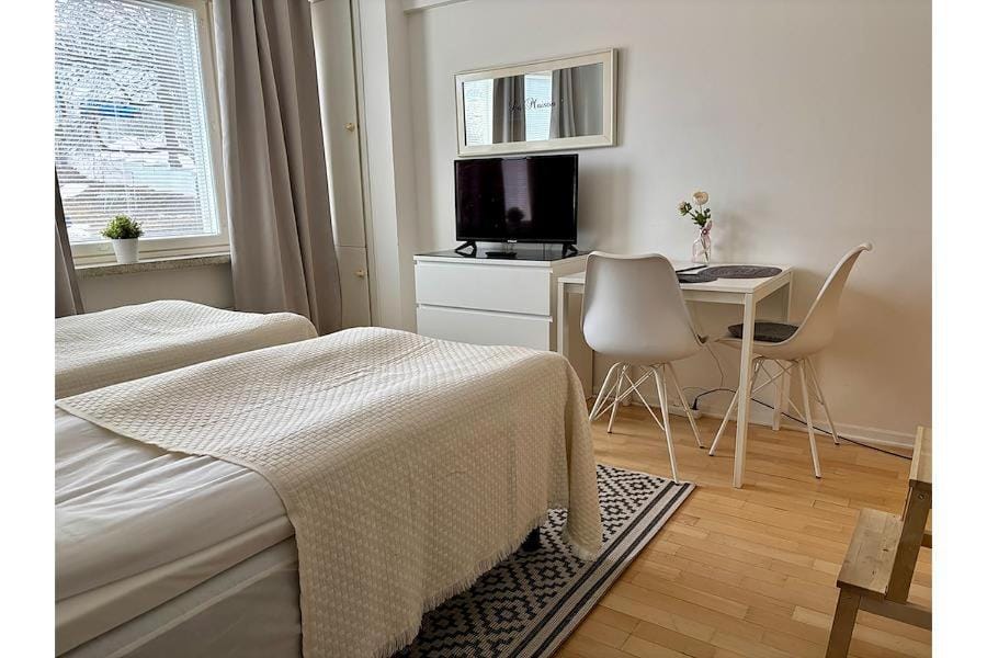 Bed, TV and multimedia, Bedroom