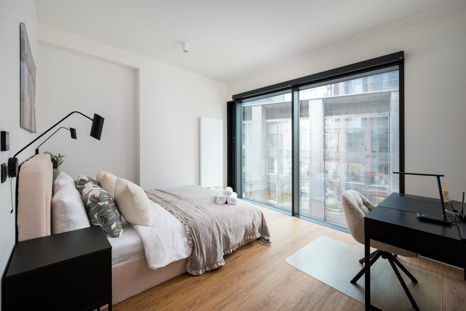 Bed, Photo of the whole room, Seating area, Bedroom