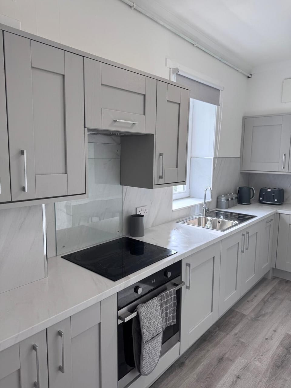 Kitchen or kitchenette, dishwasher, stove