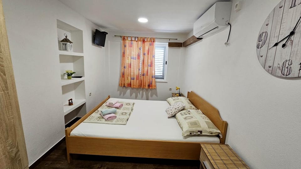 Bed, TV and multimedia