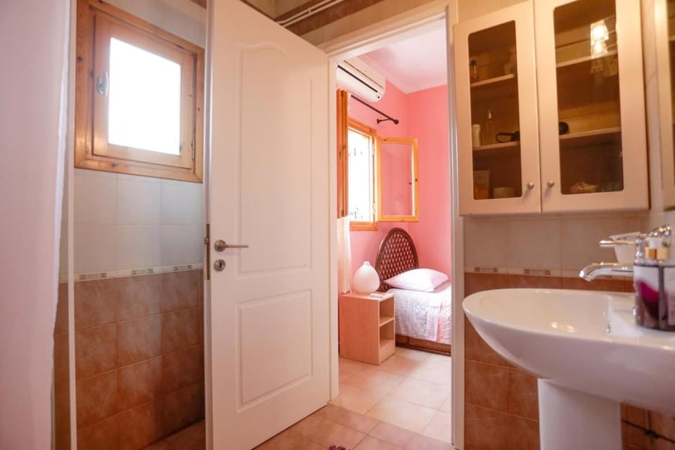Marousa's Country House 12 minutes from Athens Airport Apartment in East Attica Regional Unit, Greece
