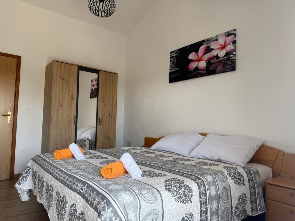 Bed, Photo of the whole room, Bedroom, towels, wardrobe