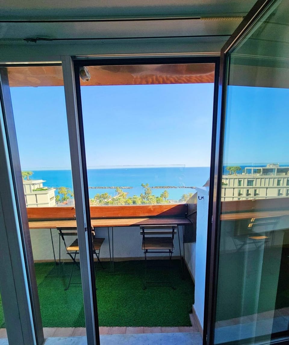 Day, Natural landscape, Balcony/Terrace, Dining area, Sea view