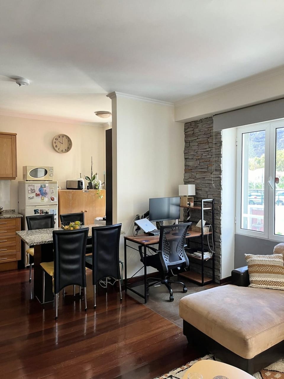 Kitchen or kitchenette, Living room, Seating area, Dining area, oven