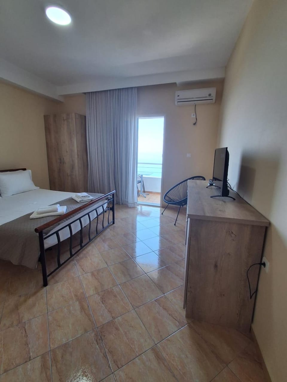 Bed, TV and multimedia, Photo of the whole room, Bedroom, air conditioner
