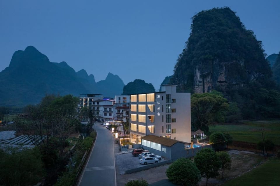 Property building, Night, Neighbourhood, Natural landscape, Mountain view, Location, Parking