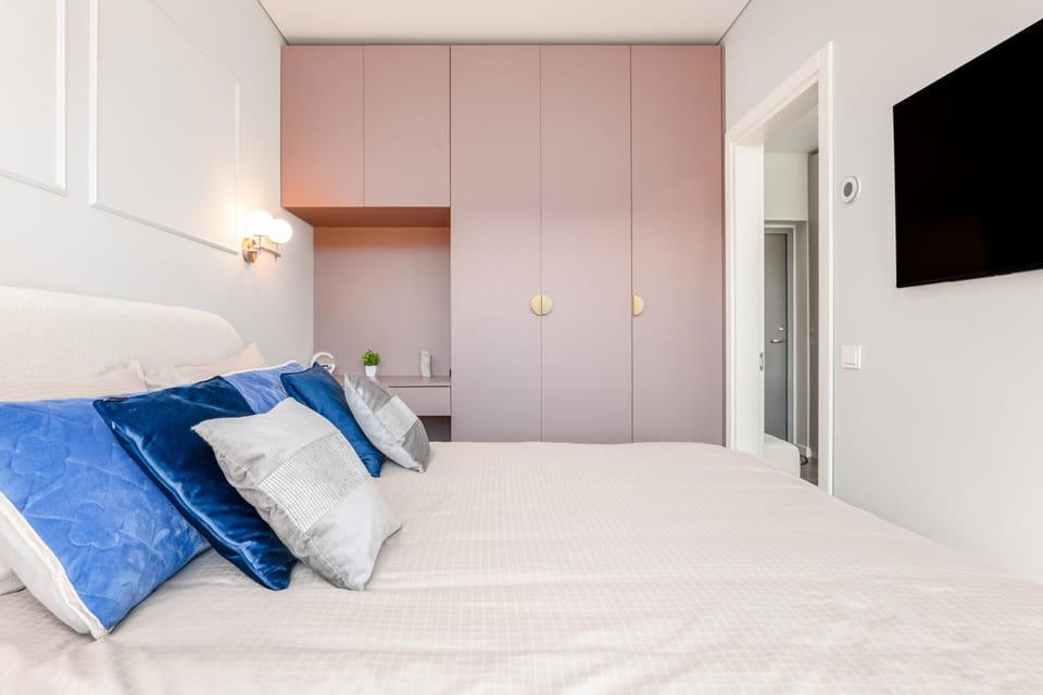 Bed, TV and multimedia, Bedroom, wardrobe