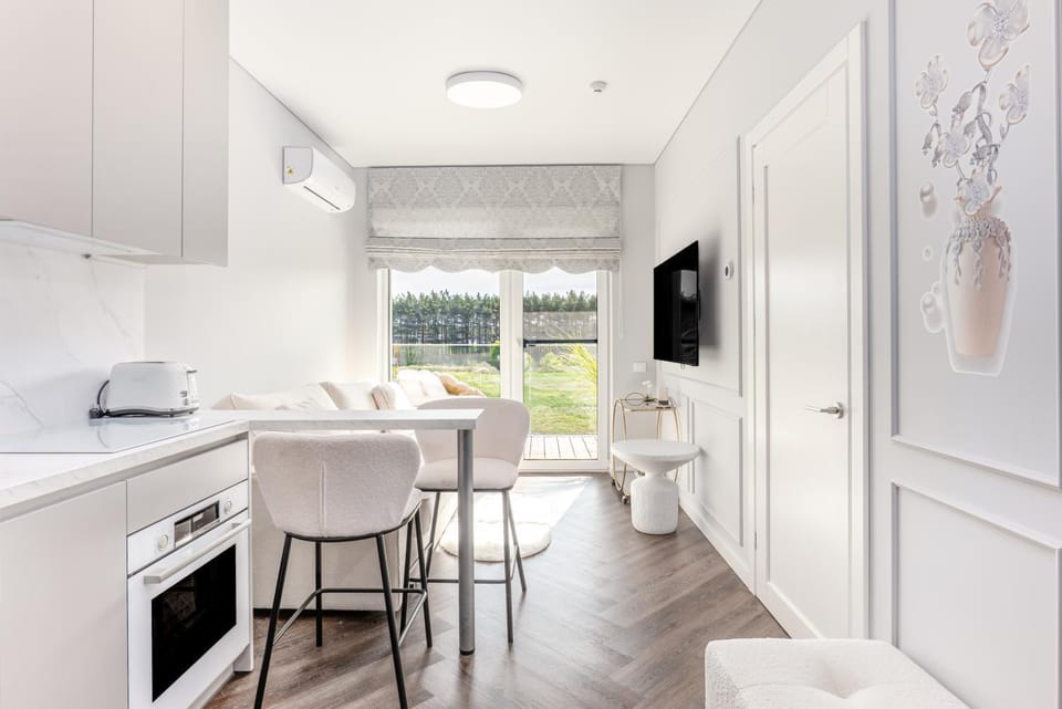 TV and multimedia, Living room, Seating area, Dining area, oven, stove, toaster