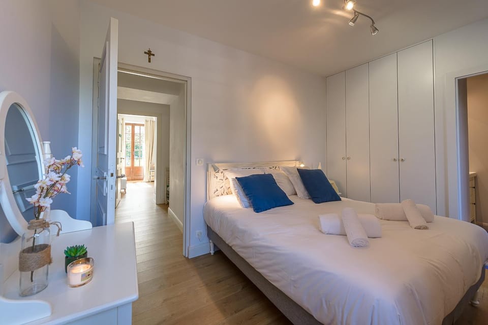 Photo of the whole room, Bedroom