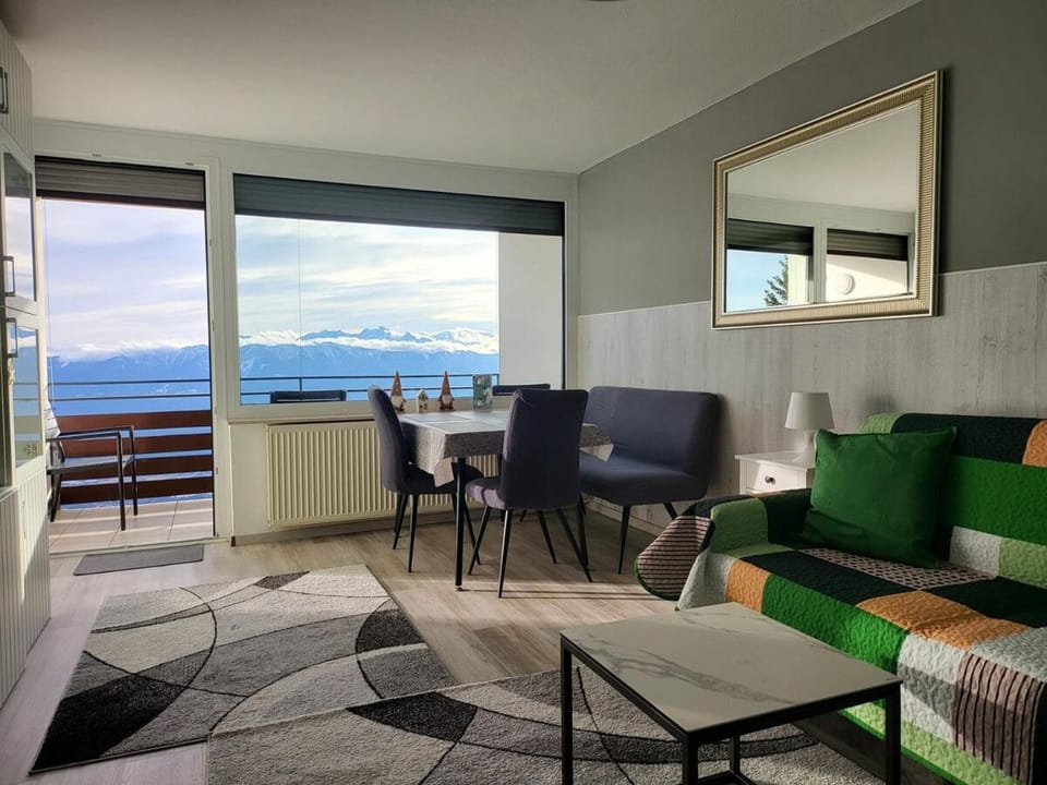 Living room, Seating area, Dining area, Mountain view