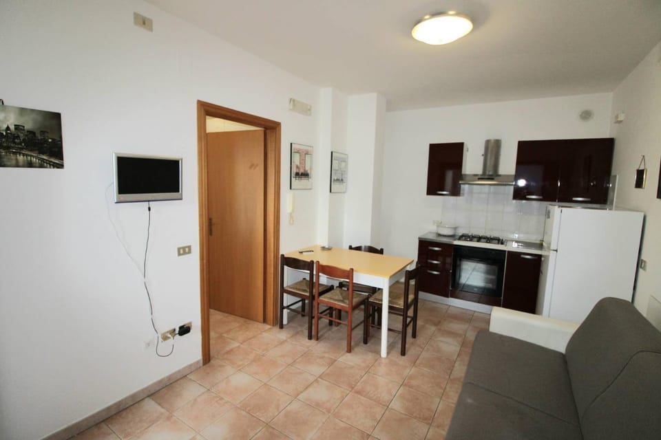 TV and multimedia, Kitchen or kitchenette, Living room, Seating area, Dining area, oven, stove