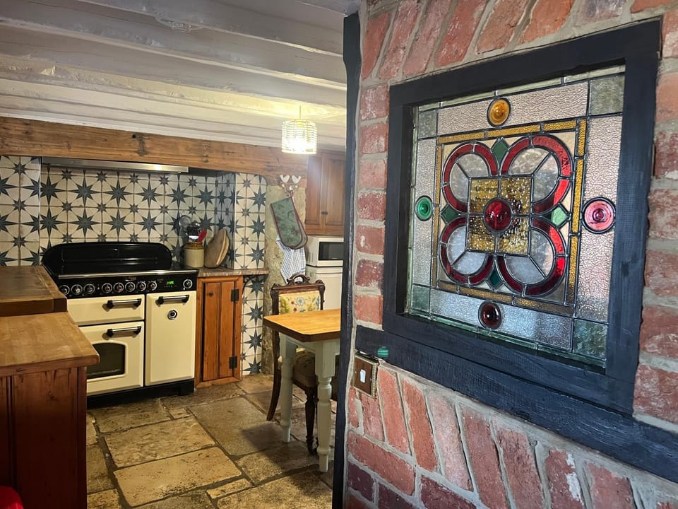 Kitchen or kitchenette, oven, pet friendly, stove