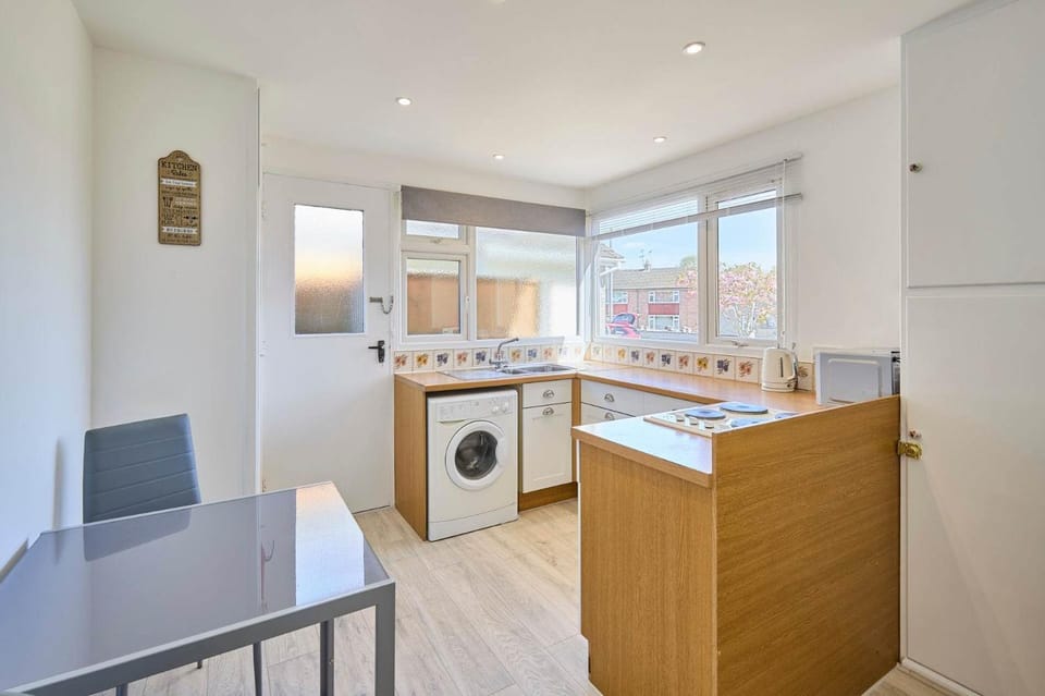 Kitchen or kitchenette, stove, washing machine