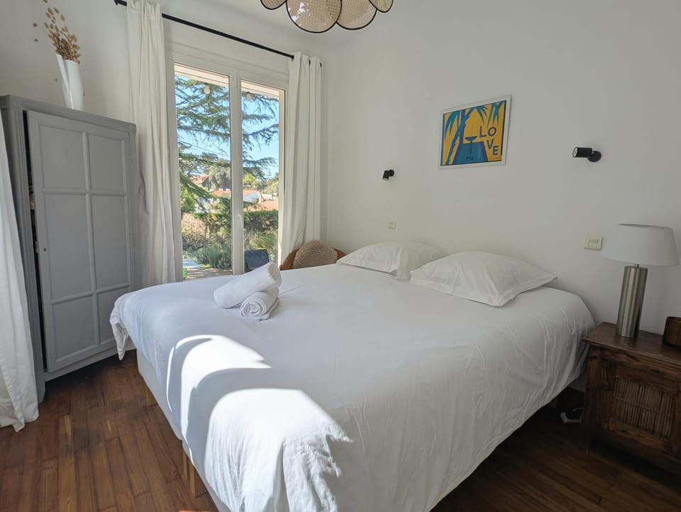 Bed, Photo of the whole room, Bedroom, towels, towels