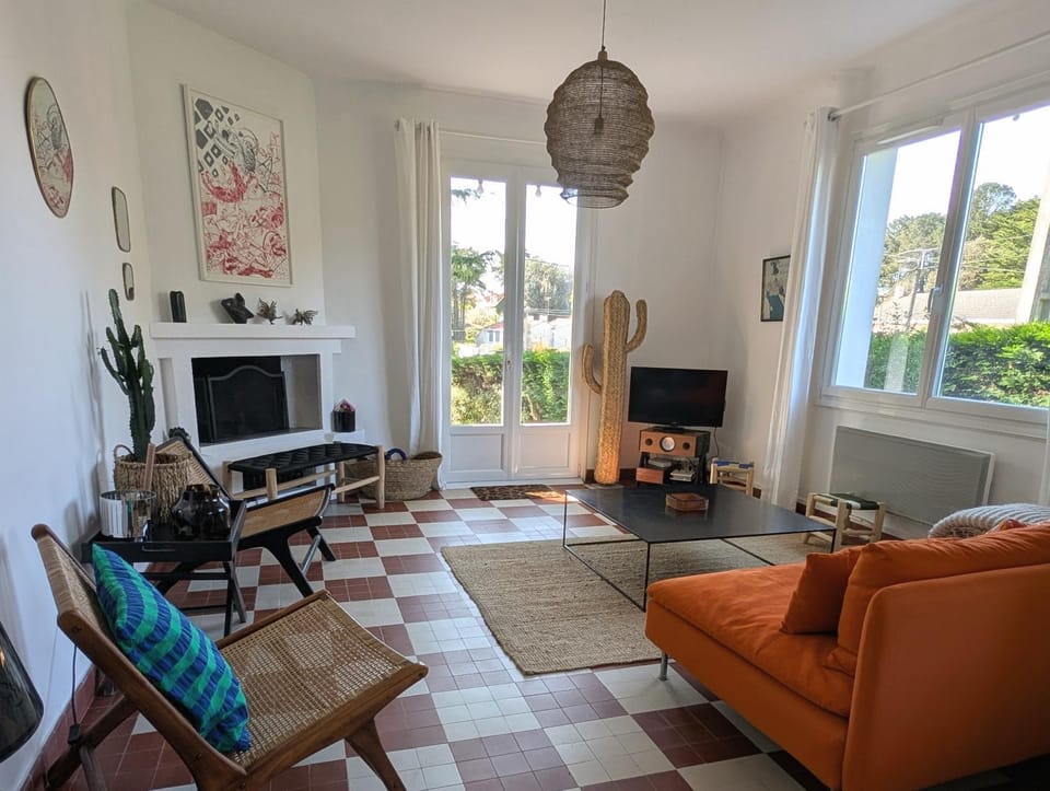 TV and multimedia, Living room, Seating area, flat iron