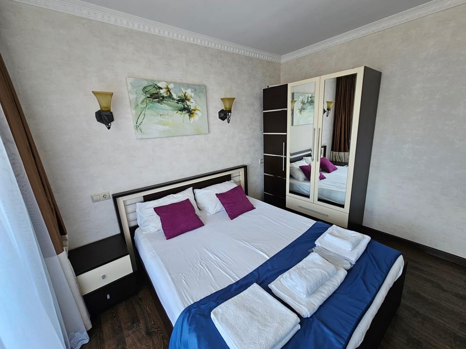Bed, Bedroom, towels