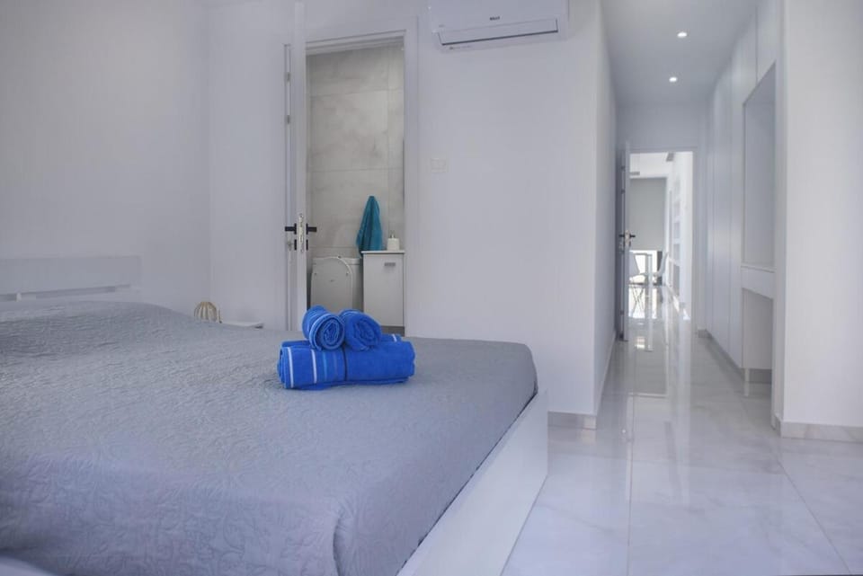 Bed, Bathroom, Bedroom, towels