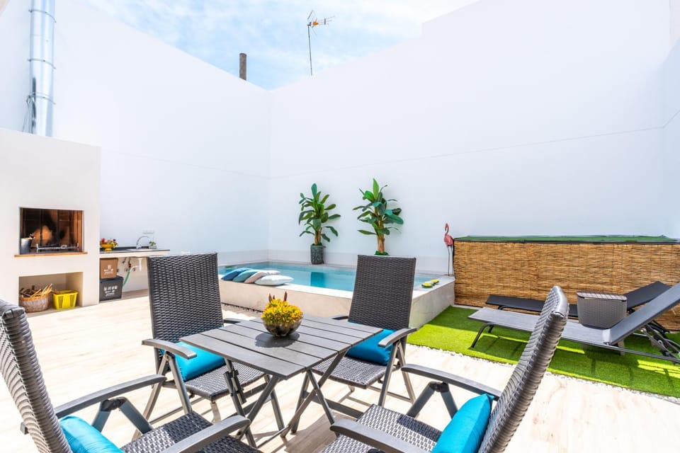 Property building, Balcony/Terrace, Living room, Swimming pool