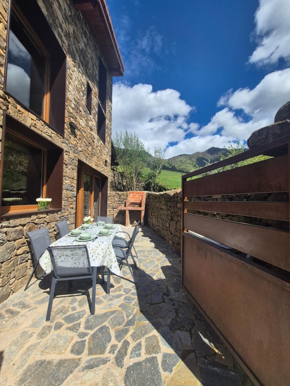 Property building, Garden, Balcony/Terrace