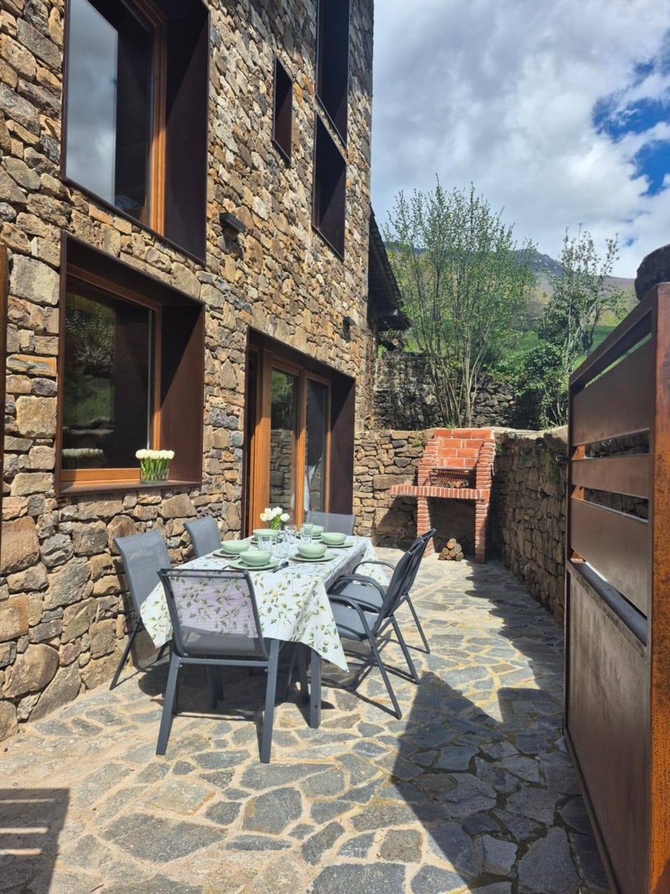 Property building, Garden, Balcony/Terrace