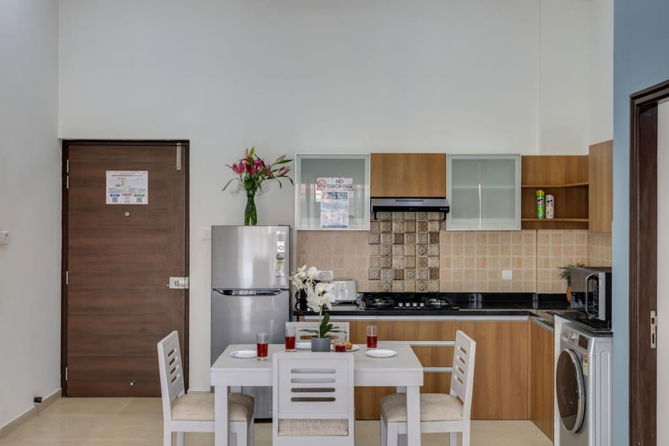 Coffee/tea facilities, Kitchen or kitchenette, Dining area, oven, stove, toaster