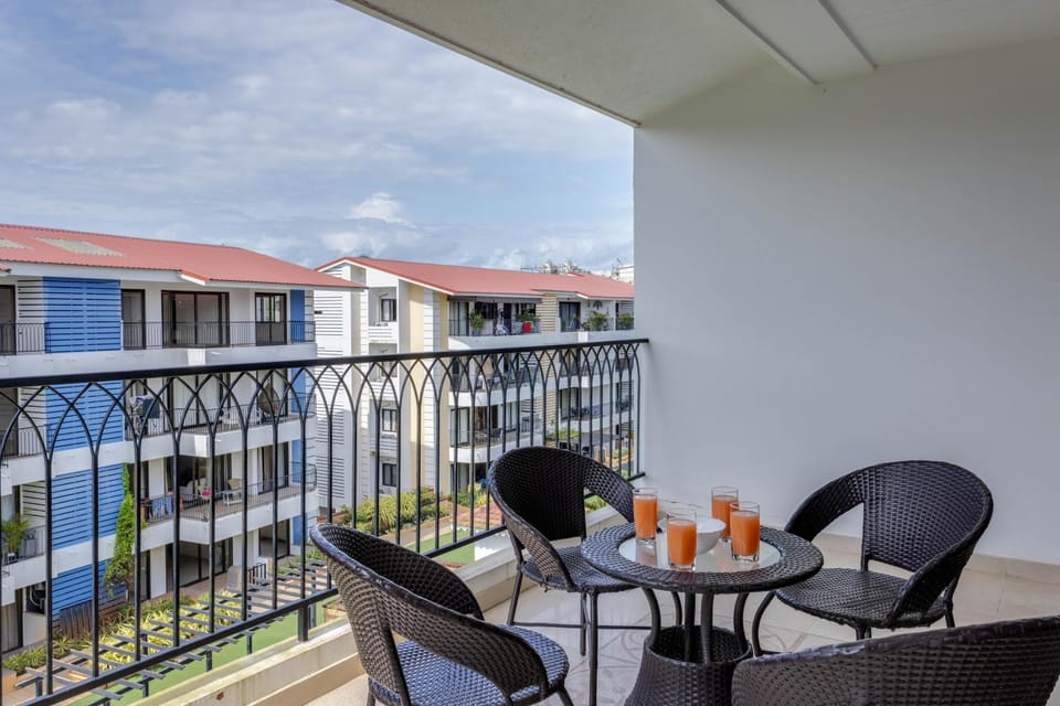 Property building, Patio, Day, View (from property/room), Balcony/Terrace, Living room, Seating area, Dining area