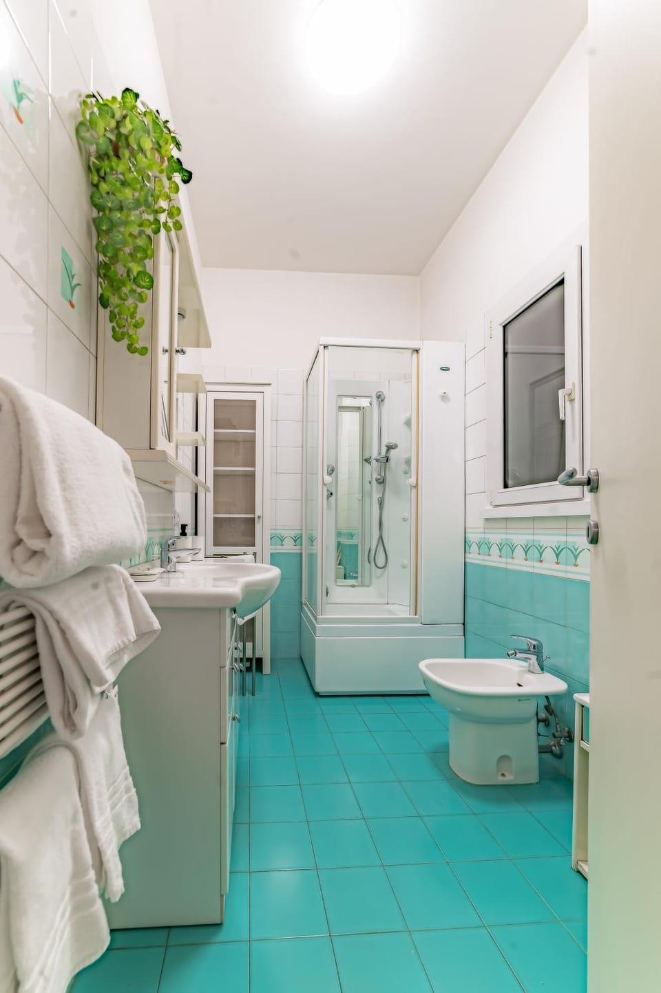 Shower, Toilet, Bed, Bathroom, Bedroom, towels