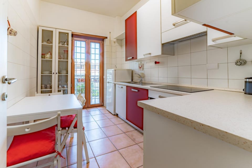 Kitchen or kitchenette, Dining area, stove