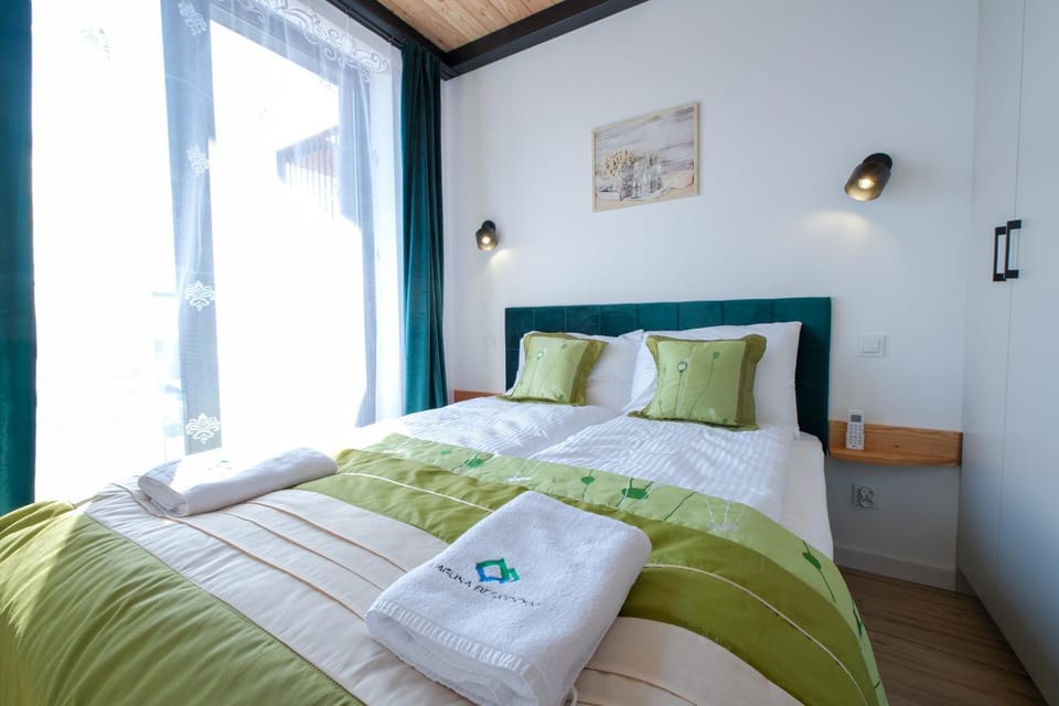 Bed, Bedroom, towels