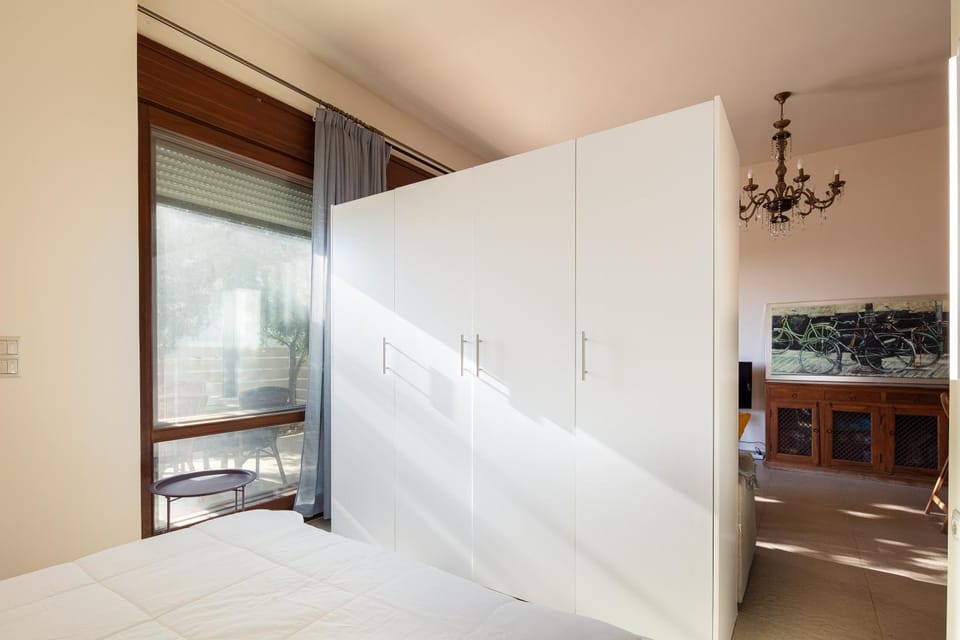 Photo of the whole room, Bedroom, wardrobe