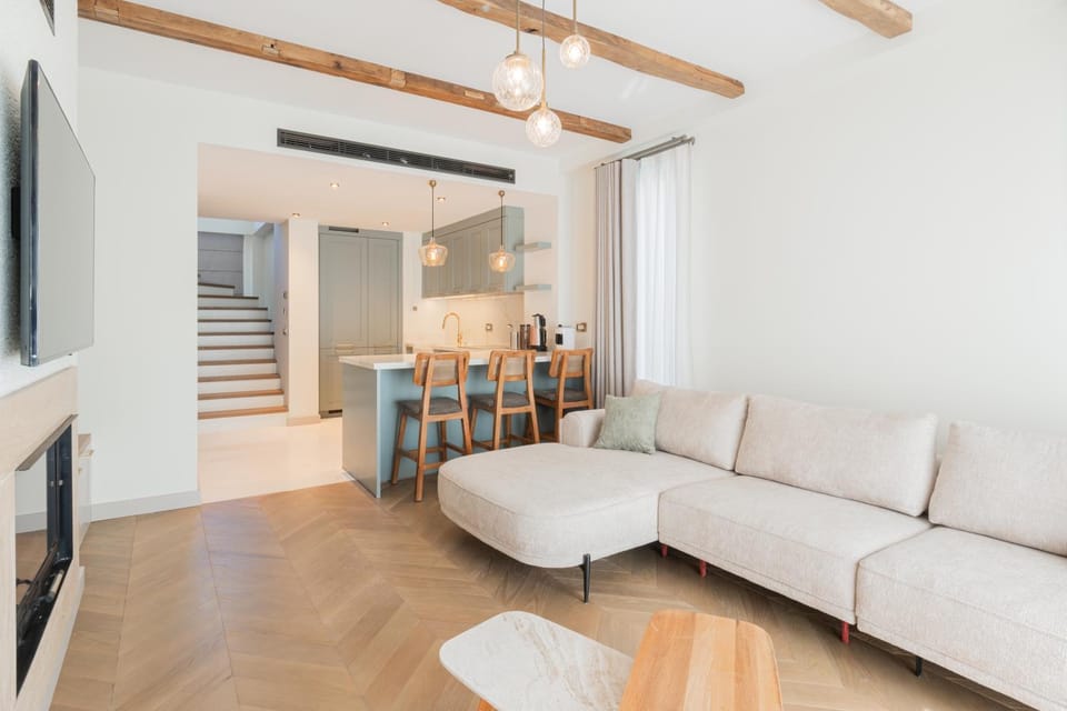 TV and multimedia, Living room, Seating area, Dining area