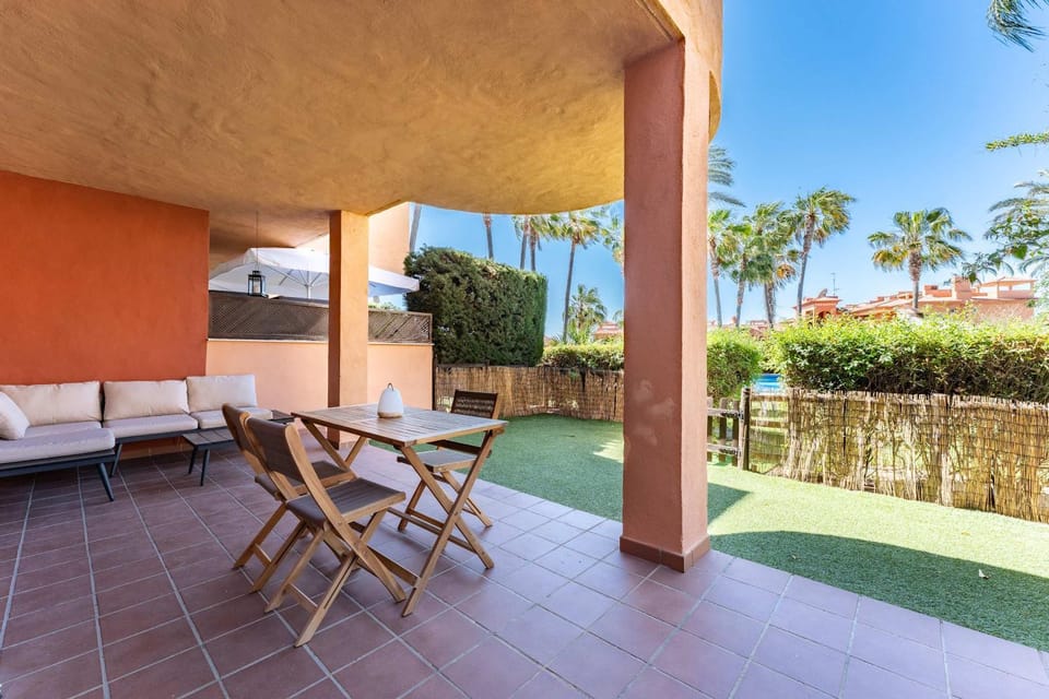 Bajo con acceso directo desde la terraza a la piscina y parking privado en La Reserva de Marbella by Sunny Residences Apartment in Marbella