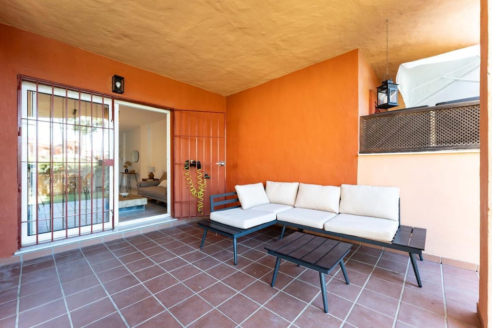Bajo con acceso directo desde la terraza a la piscina y parking privado en La Reserva de Marbella by Sunny Residences Apartment in Marbella