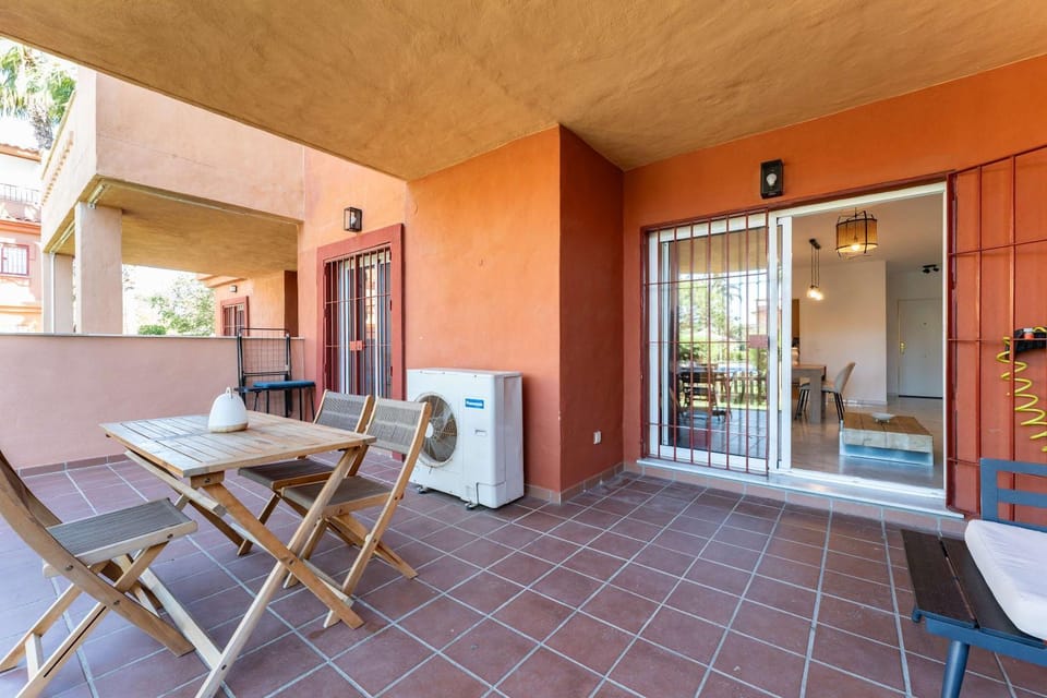 Bajo con acceso directo desde la terraza a la piscina y parking privado en La Reserva de Marbella by Sunny Residences Apartment in Marbella