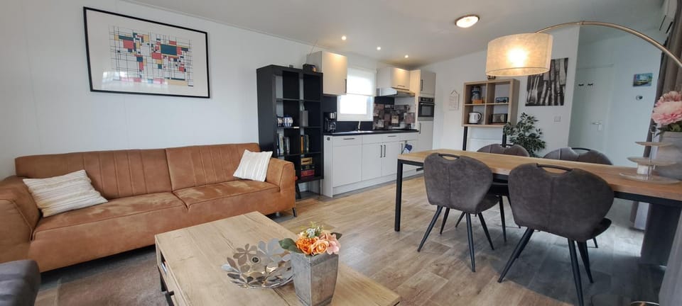 Kitchen or kitchenette, Seating area, Dining area