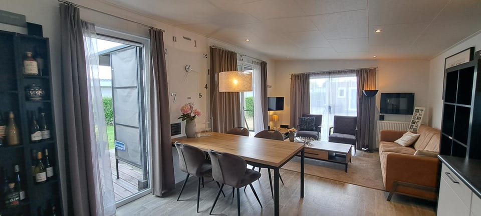 Communal lounge/ TV room, TV and multimedia, Living room, Seating area, Dining area