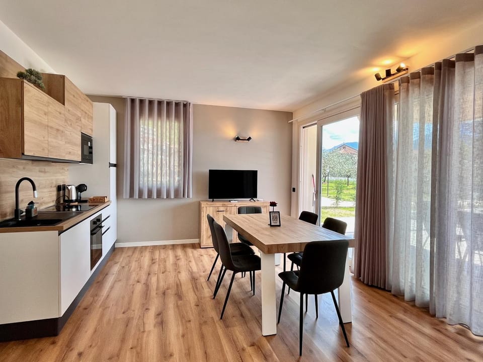 Kitchen or kitchenette, Dining area, stove