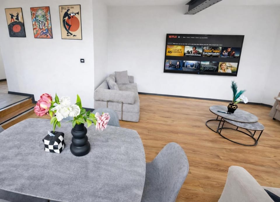 TV and multimedia, Living room, Seating area, Dining area