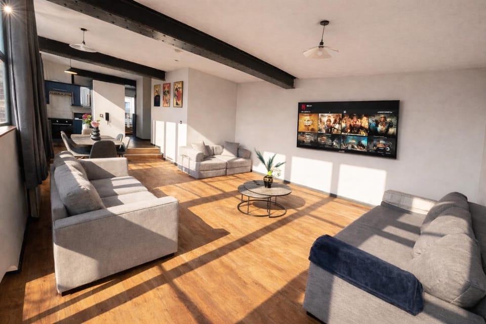 TV and multimedia, Living room, Seating area, Dining area