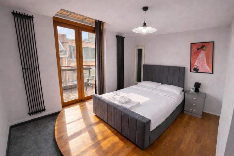 City Centre Apt + Balcony | Parking | Bars & Shops Apartment in Liverpool City Centre