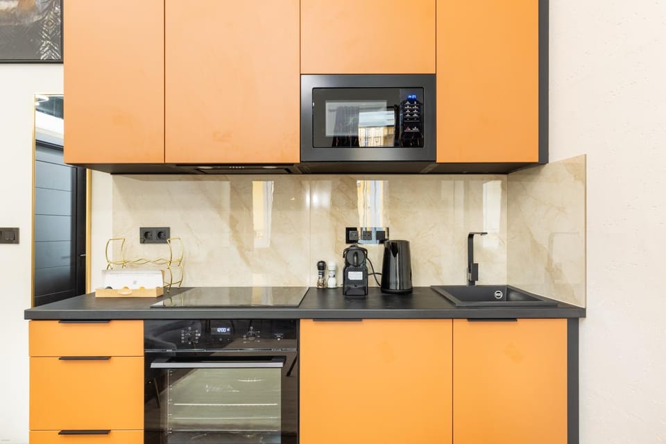 Coffee/tea facilities, Kitchen or kitchenette, stove