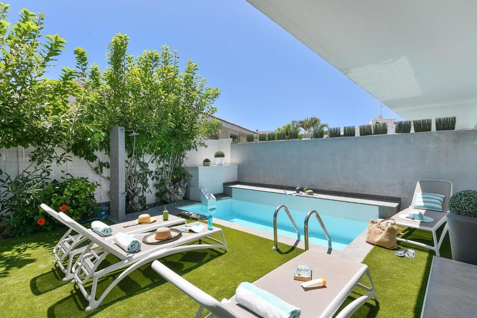Day, Garden, Swimming pool, sunbed