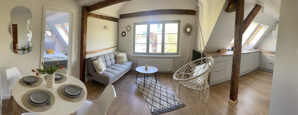 Bed, Living room, Photo of the whole room, Seating area, Dining area