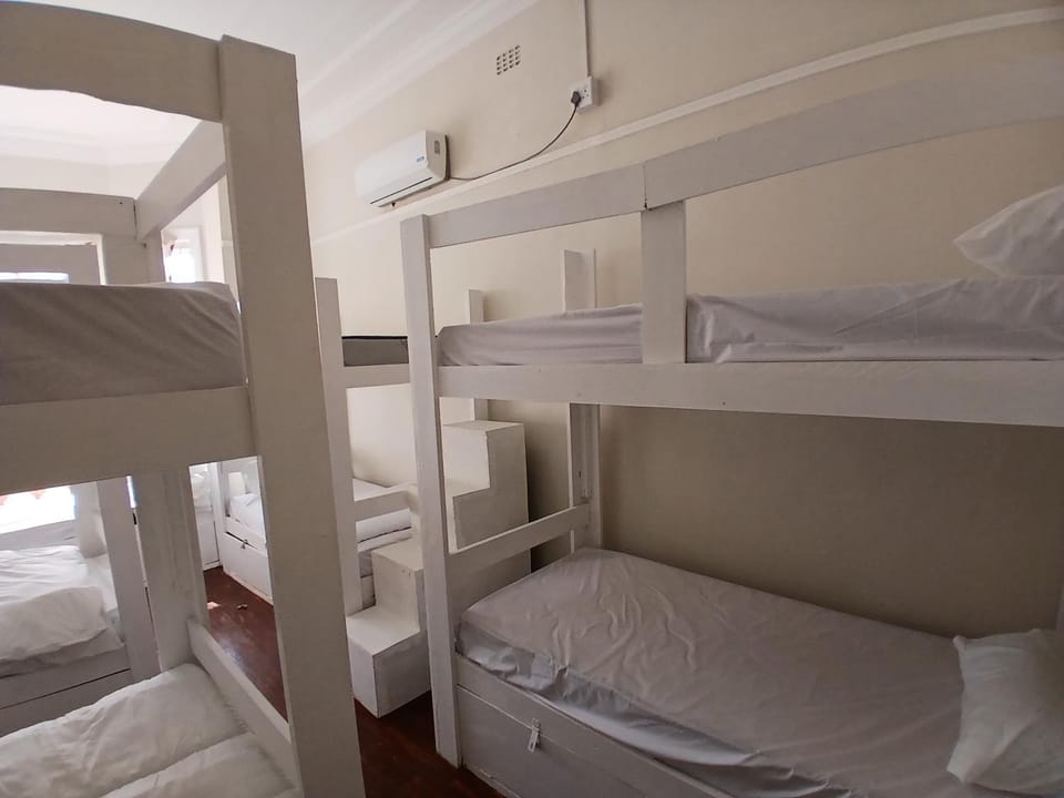 Bedroom, bunk bed