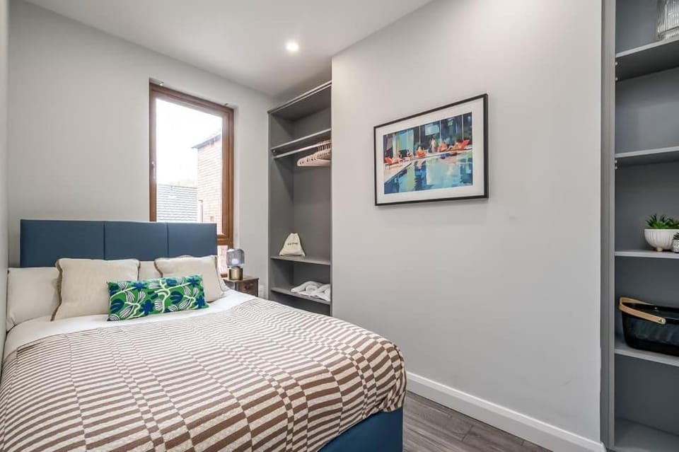 Central Belfast Apartments - The Malone Suites Apartment in Belfast