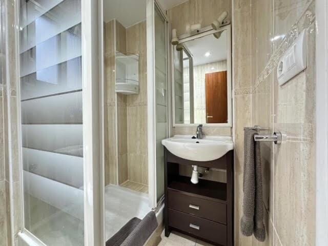 Shower, Bathroom, towels