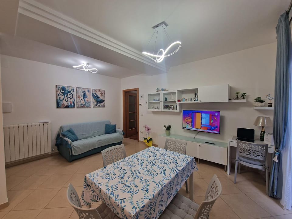 TV and multimedia, Living room, Seating area, Dining area